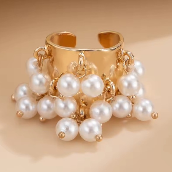 ZARA unique Pearl Cluster Ring - Picture 3 of 9